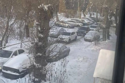 Residents block courtyard with concrete hemispheres over traffic chaos