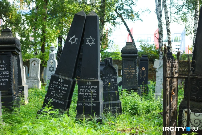 Это могилы супругов Солодухиных, которые символично стараются быть ближе друг к другу | Источник: Ксения Филимонова / «ИрСити»