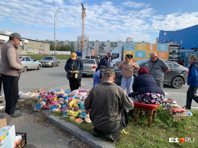 На блошином рынке продолжают торговать едой, вся она дешевле, но с истекшим сроком годности | Источник: Дарья Манохина / E1.RU