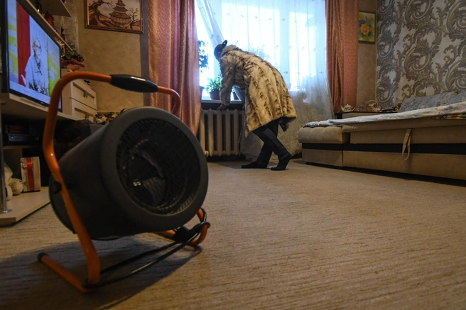 В квартирах горожан уже стало холодно  | Источник: Артем Устюжанин / E1.RU