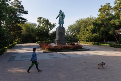 Волгоградскую набережную лишили Музкомедии и памятника Хользунову