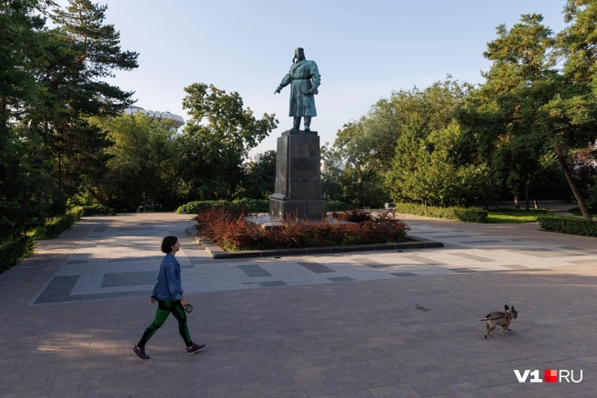 Памятник Виктору Хользунову исключат с территории Центральной набережной | Источник: Алексей Волхонский / V1.RU
