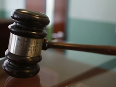 35-летняя женщина устроила «смертельный поединок» между экс-супругом и любовником