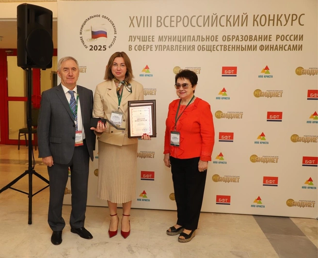 Нина Протасова&nbsp;— по центру | Источник: Администрация города Таганрога / Vk.com
