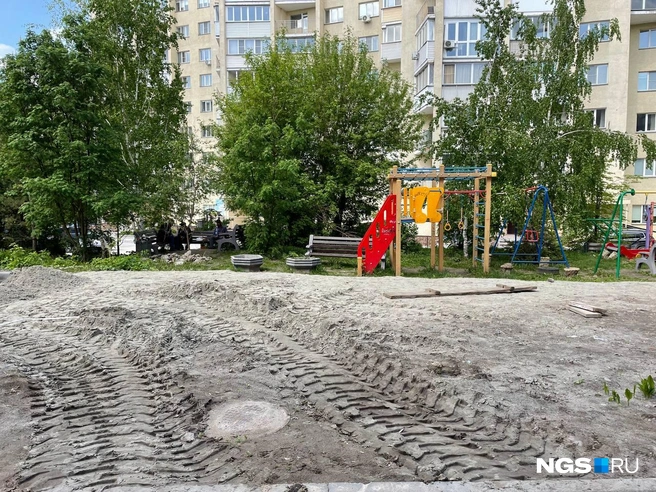 Мужчины, сидящие на лавочке, были не в курсе, в честь кого разбили сквер тут | Источник: Александр Ощепков / NGS.RU