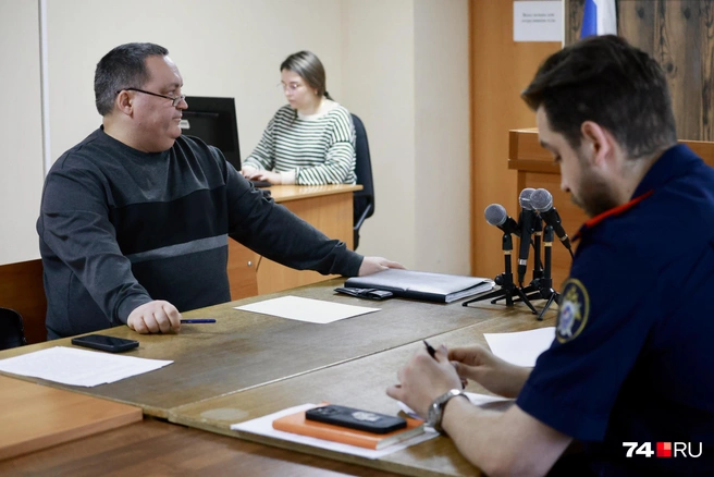 Адвокат (слева) просил суд о залоге или домашнем аресте для Хабирова | Источник: Михаил Шилкин