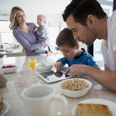 «Может стать причиной удушья»: почему нельзя включать детям мультики во время еды