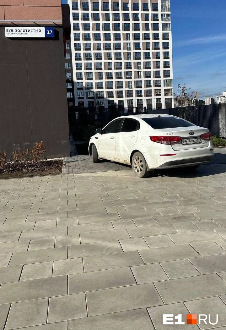 Автохамы продолжают ездить и парковаться в пешеходной зоне | Источник: читатель E1.RU