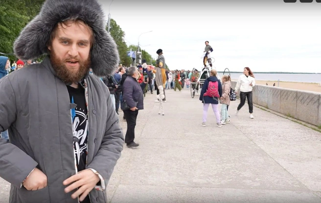 Блогеру повезло попасть на Фестиваль уличных театров | Источник: НА УКРАИНСКИХ НОМЕРАХ В АРХАНГЕЛЬСК! «АГРЕССИЯ» МЕСТНЫХ / ХтоШо / Vk.com