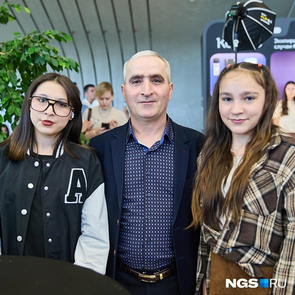 Герой 6-й «Народной премии НГС» Рза Рзаев пришел поддержать новых народных героев с дочерьми | Источник: Александр Ощепков / NGS.RU