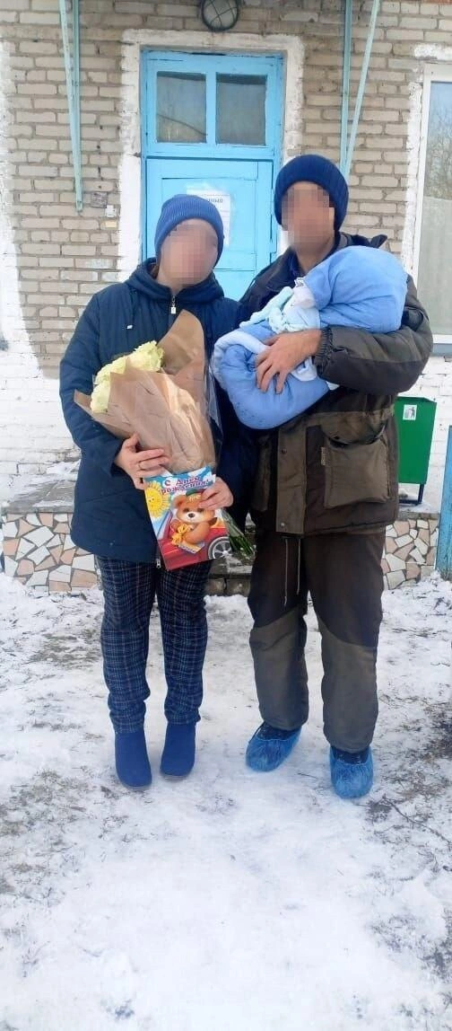 На что семья тратила выплаты на детей, дедушка мальчиков не знает. Сейчас Анастасию судят за неуплату алиментов. В ходе разбирательства ей должны были провести судебно-психиатрическую экспертизу (по данным НГС, у обоих супругов есть особенности развития), но так и не провели: в суд девушка не приходит | Источник: Vk.com