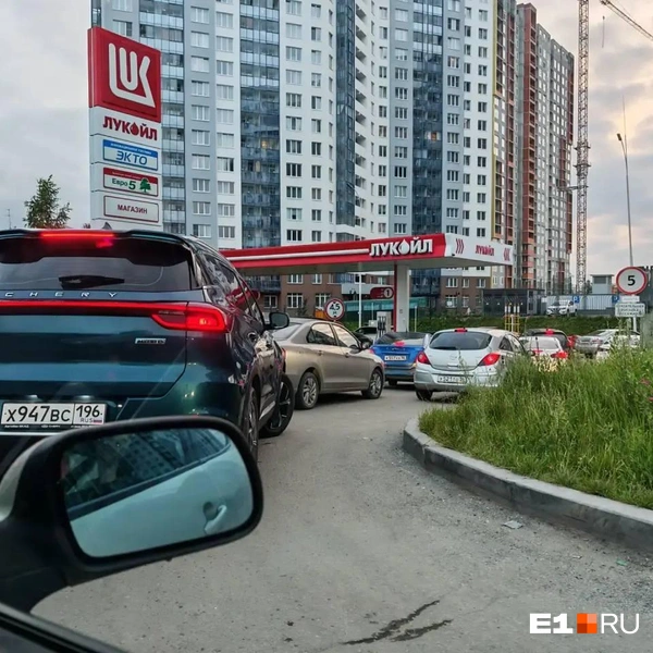 Жителям ЖК приходится ждать, чтобы подъехать к дому | Источник: Читатель E1.RU Андрей