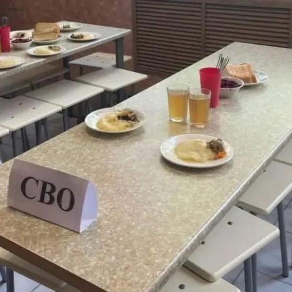 Дискриминация и дискредитация. Директора азовской школы отстранили после фото из столовой | Источник: соцсети