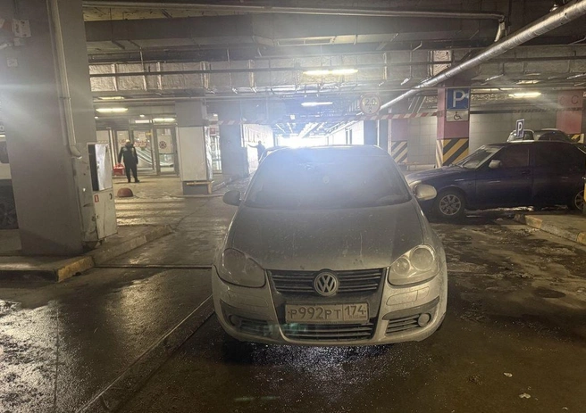 Парковка «Алмаза». При свободной парковке «Фольц» решил встать на узком проезде | Источник: читатель 74.RU