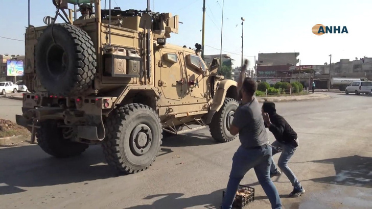 Жители сирийского города закидывают американскую бронетехнику овощами (видео)