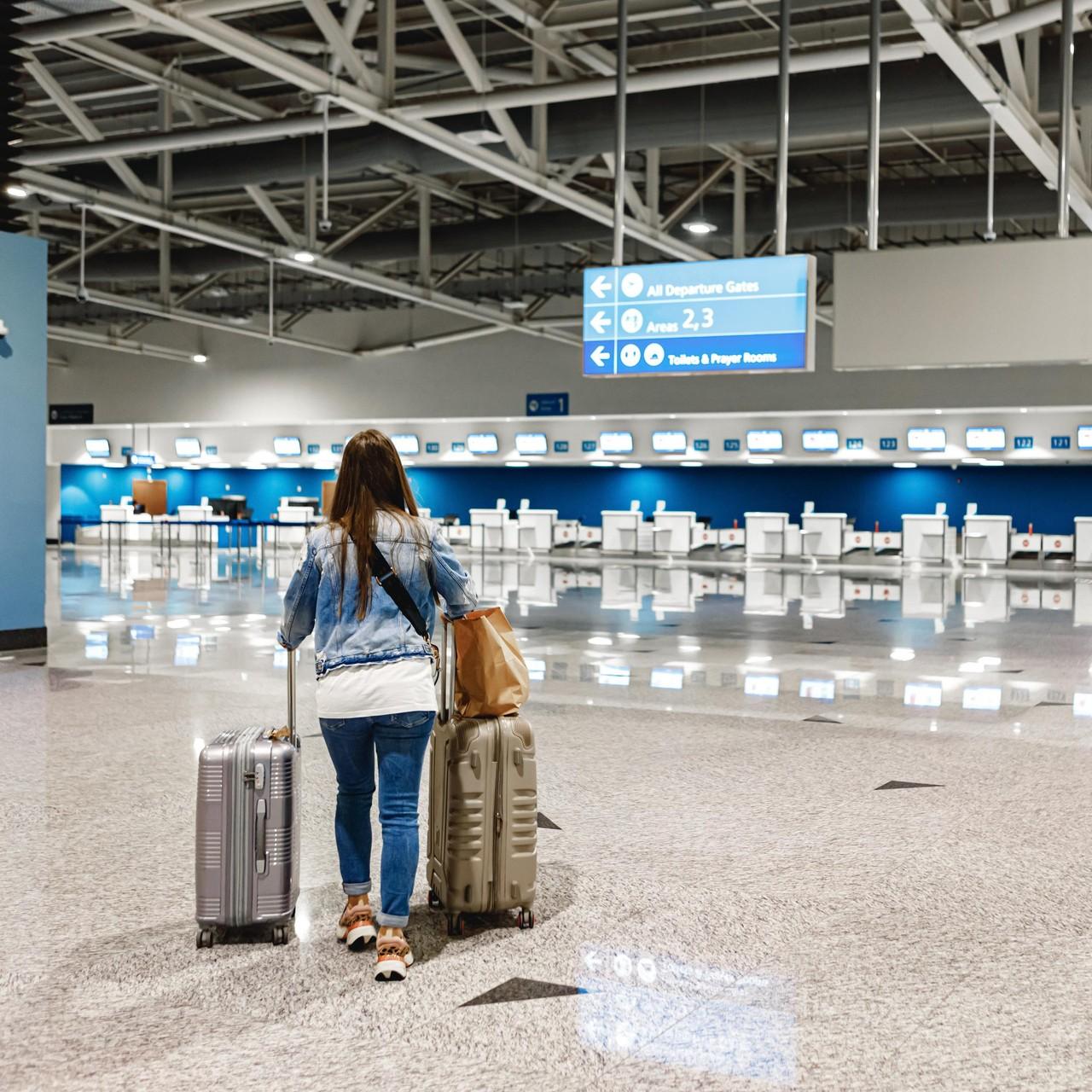 Беспилотники ударили по аэропорту Дубая, люди выбегают с окровавленными лицами: жуткие кадры