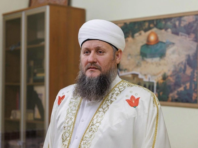 Ильяс Биктимиров с самого утра читал проповеди и молитвы | Источник: Алексей Волхонский / V1.RU