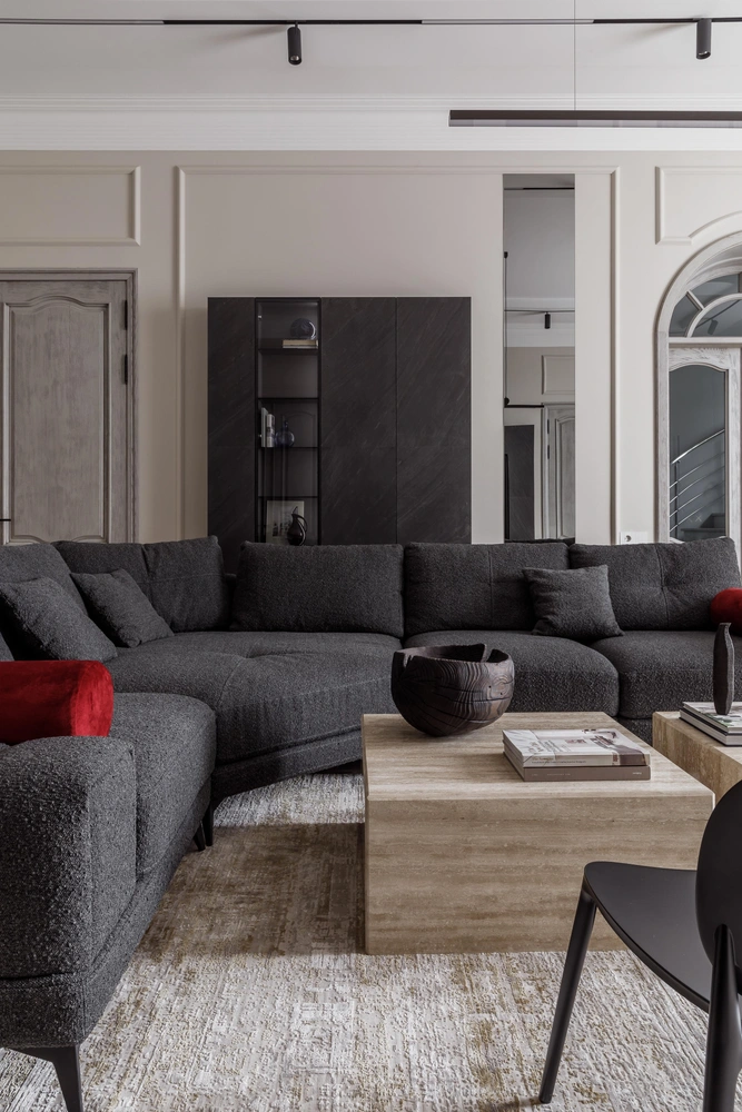 Диван, «Студия мебели Елены Павловой». Картина «Икар» Сергея Яшина. Столы выполнены на заказ. Вся корпусная мебель выполнена по эскизам дизайнера на производстве Антона Пустового. | Источник: Михаил Чекалов. Стиль: Кати Клее