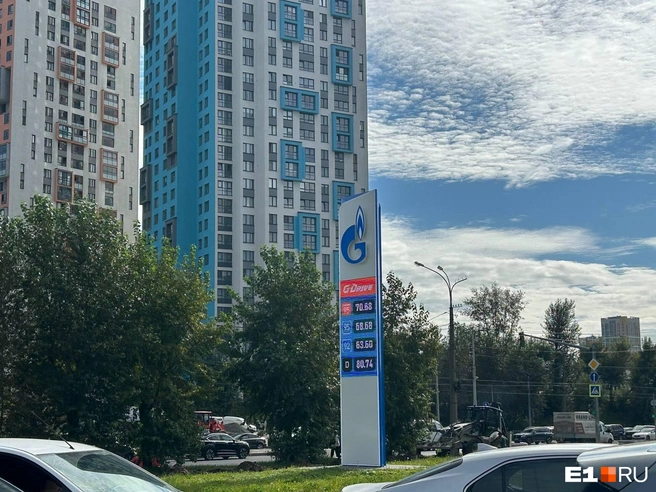 Бензин на Космонавтов, 1 есть каждый день, но и гигантская пробка в очереди за ним&nbsp;— тоже | Источник: Карина Кучерявенко / E1.RU