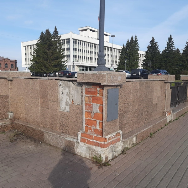 Вид на набережную и «белый дом» | Источник: Анастасия Харламова / NGS70.RU