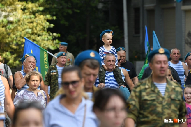 Каждый год в начале августа на улицы города выходят военные в тельняшках и голубых беретах | Источник: Артем Устюжанин / E1.RU