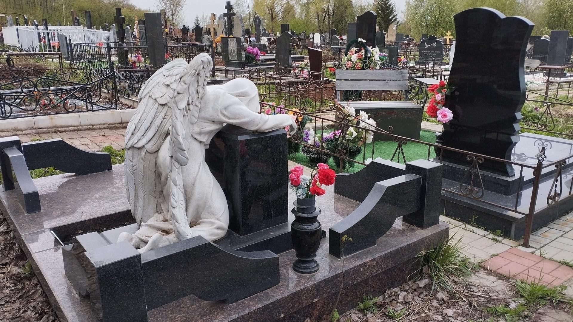 И ангелы скорбят: как выглядит элитный сектор на кладбище Уфы