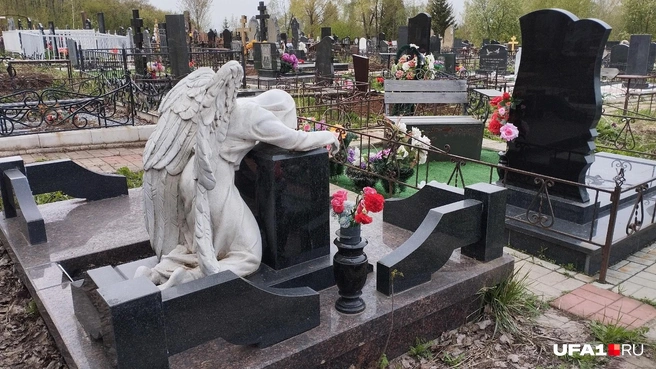 Элитный сектор на кладбище Уфы | Источник: Антон Селиверстов / vk.com