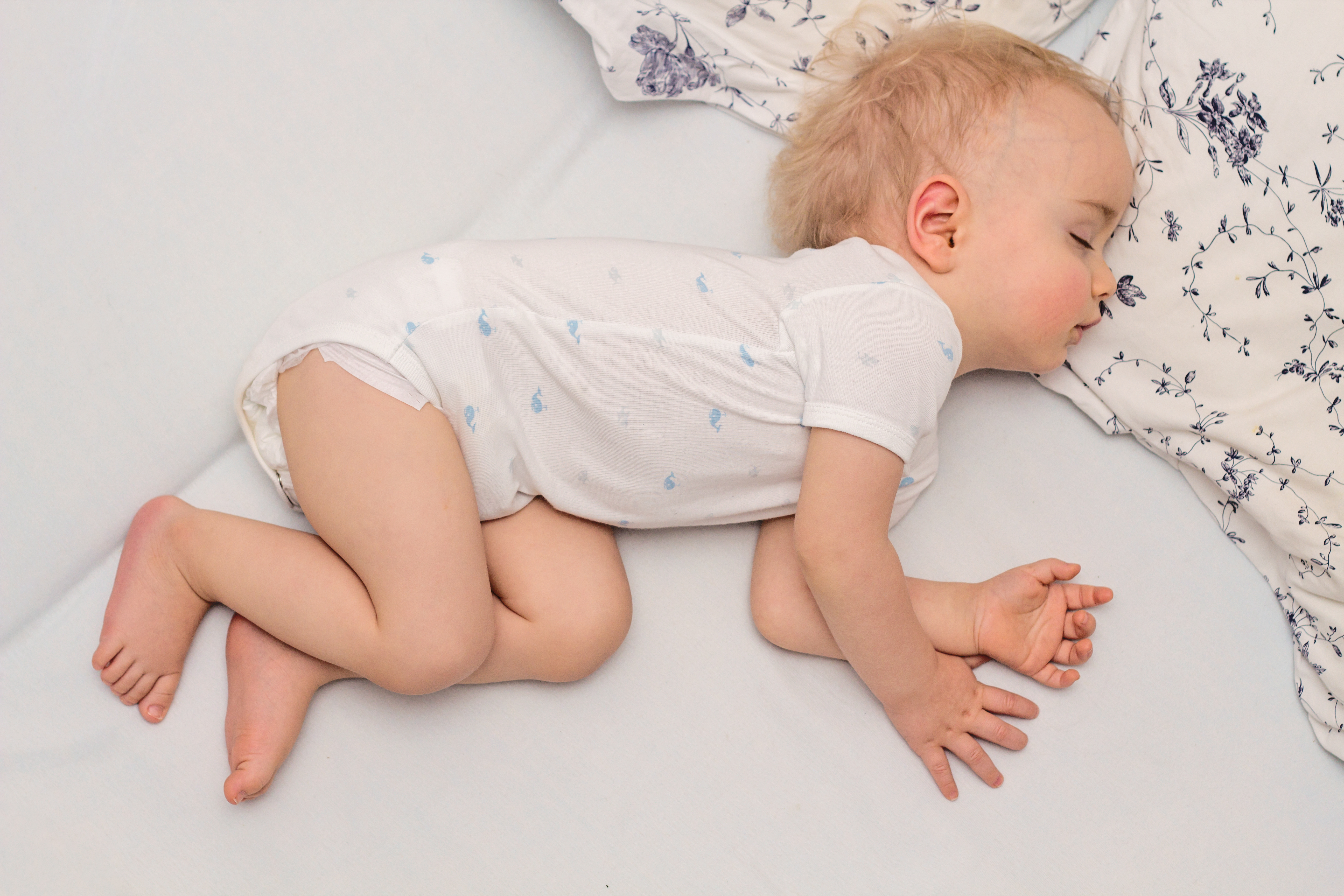 Ребенка надо уложить. Позы сна малышей. Поза спящего ребенка. Поза младенца во сне. Позы для сна грудничка.