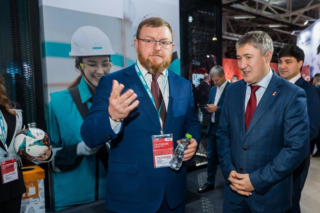 Новые материалы, созданные пермскими нефтехимиками, высоко оценил губернатор Дмитрий Махонин | Источник: СИБУР