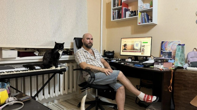 А это&nbsp;— Валерий во время монтажа фильма про панков. Кот ассистирует | Источник: Павел Скоробогатов