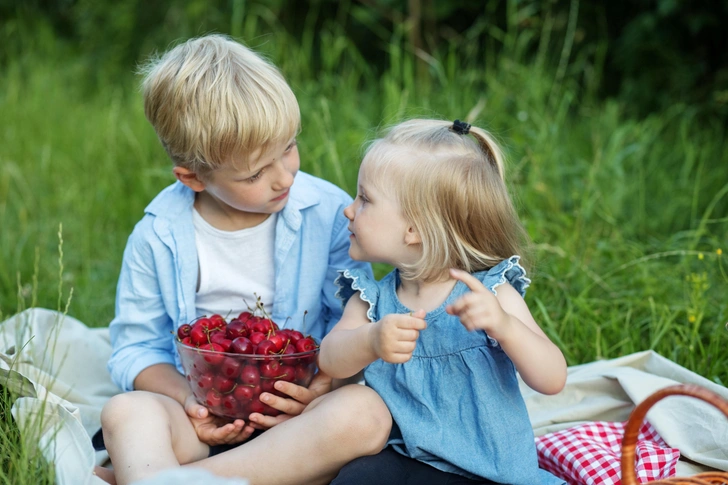 Что делать, если маленький ребенок проглотил косточку от черешни🍒 | Источник: OlhaTsiplyar/Shutterstock/Fotodom.ru