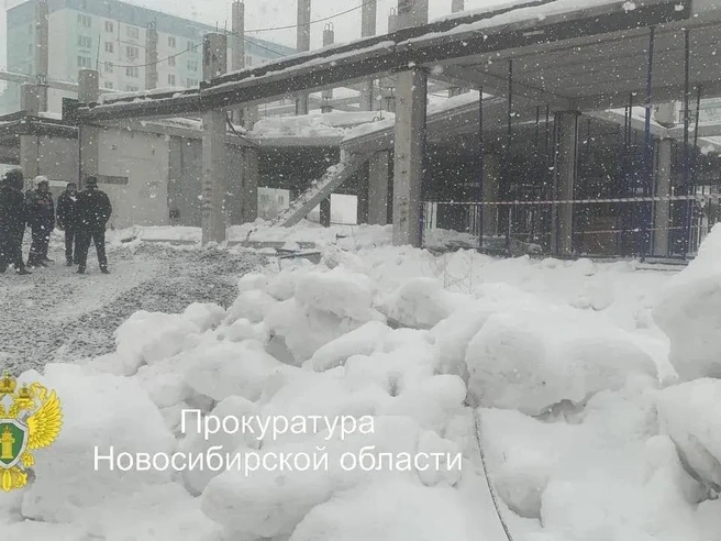 Рабочие занимались демонтажем опорных телескопических стоек, удерживавших конструкции. | Источник: прокуратура Новосибирской области