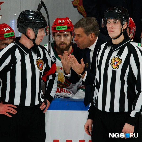 Судьи заметили несколько нарушений со стороны обеих команд  | Источник: Андрей Бортко / NGS.RU
