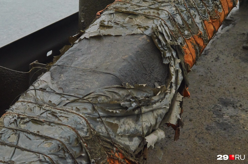 Пилоны моста заметно истрепались | Источник: Антон Данилов / 29.RU