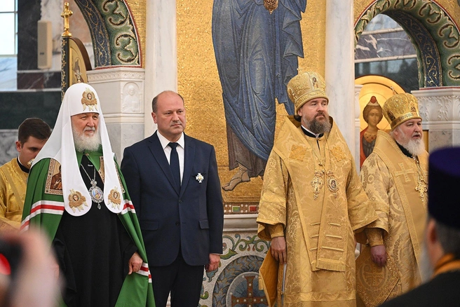 Глава города Александр Скрябин с Патриархом Кириллом | Источник: Анатолий Карбинов / 161.RU