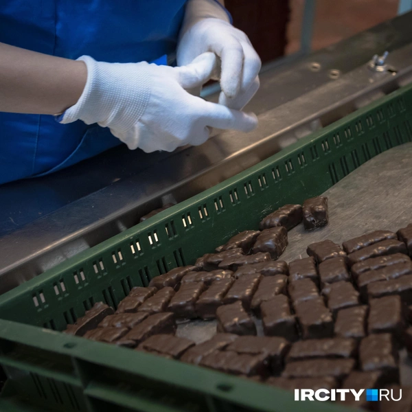 Кстати, работникам разрешают есть конфеты прямо на производстве, а вот выносить — нельзя | Источник: Арсений Чекмарев / IRCITY.RU