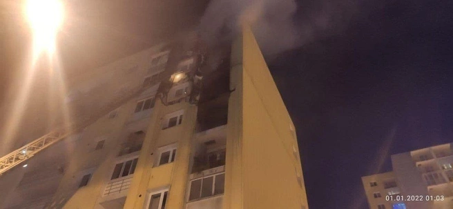 Иркутские пожарные спасли 53 жильца девятиэтажки из-за горевшей обшивки | Источник: предоставлено пресс-службой ГУ МЧС России по Иркутской области
