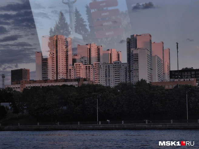 Как выглядит Нагатинский затон из окна речного трамвайчика в Москве | Источник: Дмитрий Бондарев / MSK1.RU