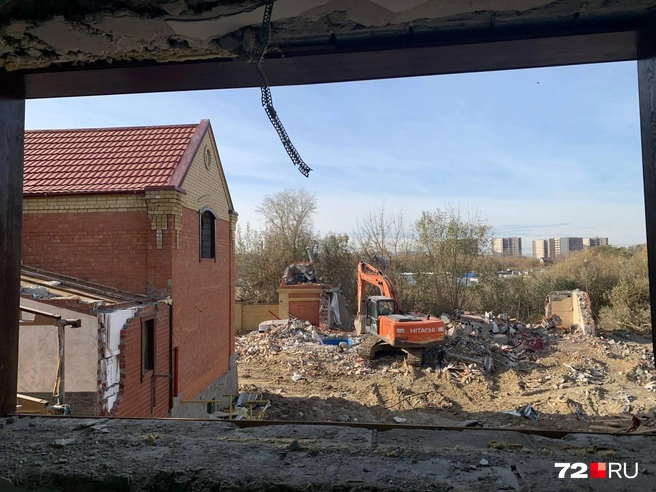 На участке не много рабочих и техники. Один из мужчин сообщил журналистам, что он из частной компании и занимается сносом | Источник: 72.RU