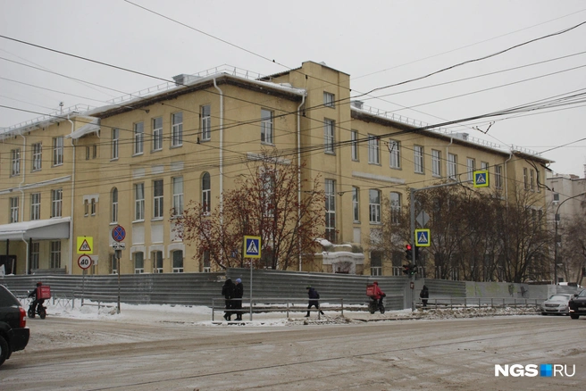 В перестроенном здании на Серебренниковской находится лицей № 12, узнать в нем крячковское училище можно по форме окон в стиле модерн | Источник: Стас Соколов / NGS.RU