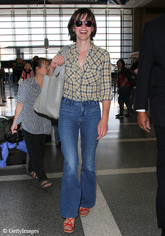 Мила Йовович в аэропорту Лос-Анджелеса, 17 июня