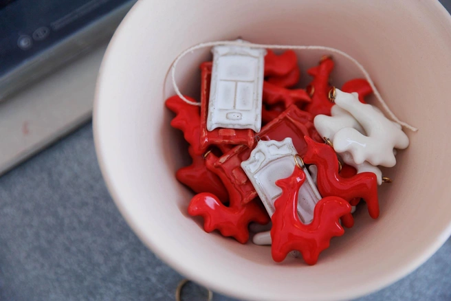 Мы нашли сокровища! Тут подвески в виде причудливых птиц и елочные украшения в виде нарядных наличников. У них, кстати, есть реальный прототип | Источник: Ирина Шарова / 72.RU 