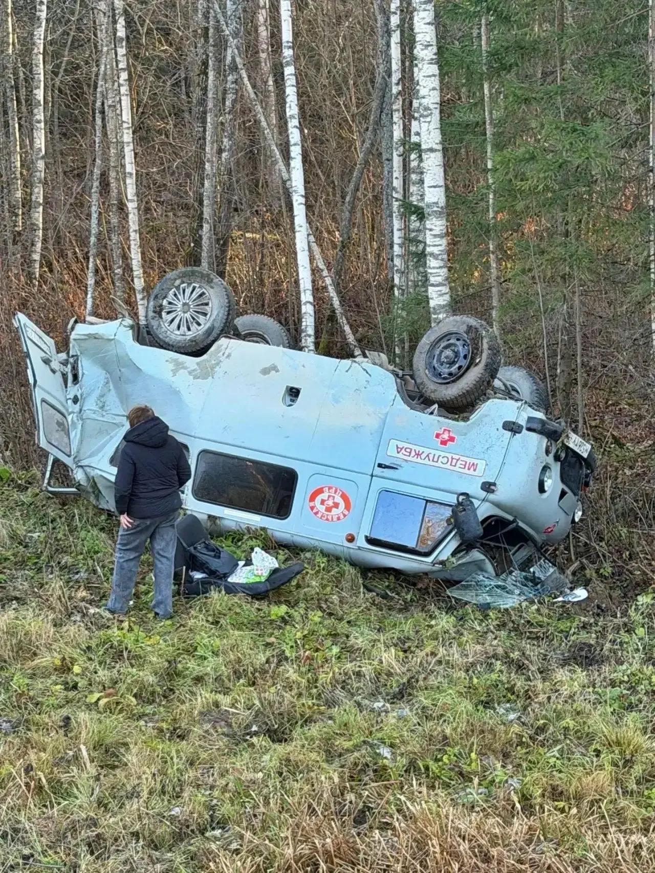 Машина скорой помощи перевернулась в Архангельской области: пострадали медики