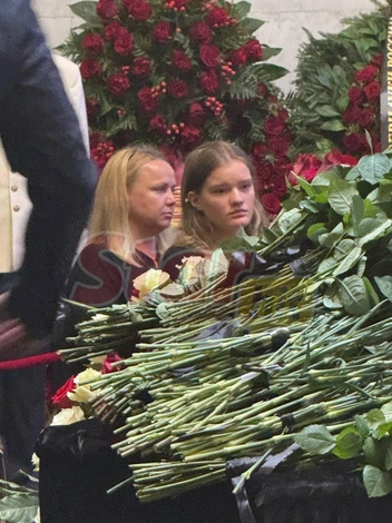 Экс-жена и дочки чиновника сидели отдельно от остальных 