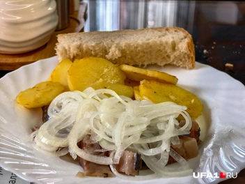 190 рублей (тут и там — без учёта хлеба и напитков) | Источник: Булат Салихов / UFA1.RU