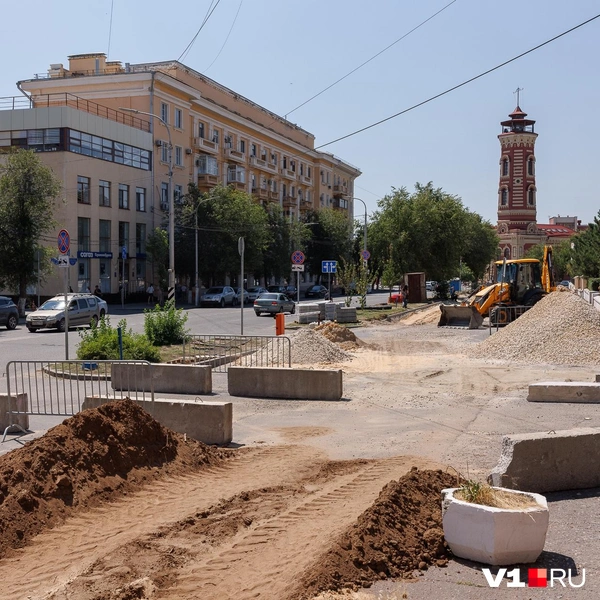 А вот так выглядит пешеходная дорожка до ближайшей парковки | Источник: Алексей Волхонский / V1.RU