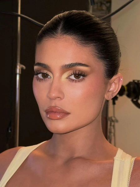 Источник: @makeupbyariel