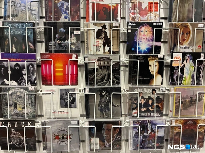 Из новенького есть диск с альбомом Adele | Источник: Арина Суворова / NGS.RU