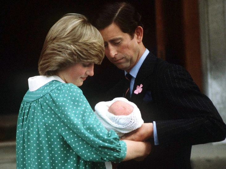 Принц и принцесса Уэльские на ступенях крыла Линдо больницы Святой Марии с новорожденным принцем Уильямом, июнь 1982