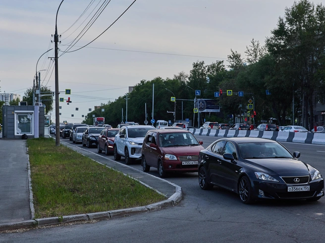 Жители Новосибирска стоят в очередях на АЗС третий день подряд | Источник: Александр Ощепков / NGS.RU